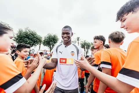 أليو ديانج ينضم إلى نجوم فالنسيا في تقديم النصائح لبراعم النادي